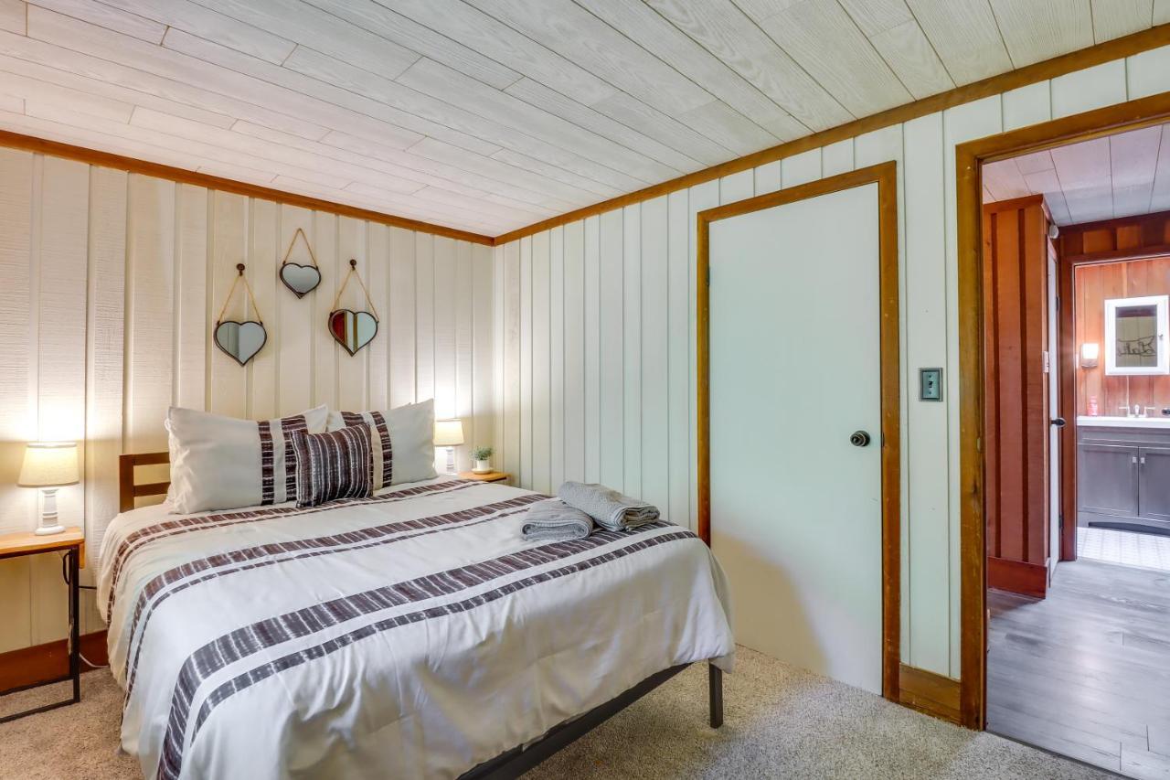 Lakefront Poconos Vacation Rental With Swim Dock! Long Pond Exterior photo
