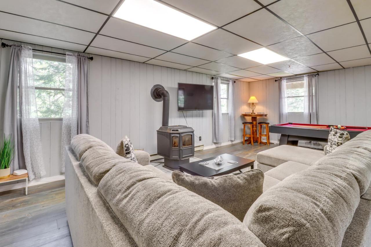Lakefront Poconos Vacation Rental With Swim Dock! Long Pond Exterior photo
